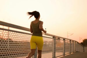 Persona che si allena, digestione e allenamento, pasto pre-workout, fitness e nutrizione